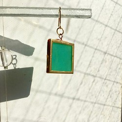 エメラルドグリーンガラスのピアス 1枚目の画像