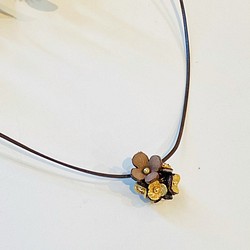 アナベル花プチチョーカー(花色ブラウン＆ゴールド　革紐チョコレート色） 1枚目の画像