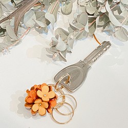 【新商品】カランコエ花のキーホルダー(花色イエローオレンジカラー) 1枚目の画像