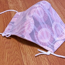 夏マスク!!　シルクジョーゼットをかけたエンジ色地の蛇の目傘の柄の綿生地と薄いピンク色の２重ガーゼの立体マスク 1枚目の画像