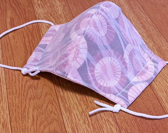 夏マスク!!　シルクジョーゼットをかけたエンジ色地の蛇の目傘の柄の綿生地と薄いピンク色の２重ガーゼの立体マスク 1枚目の画像