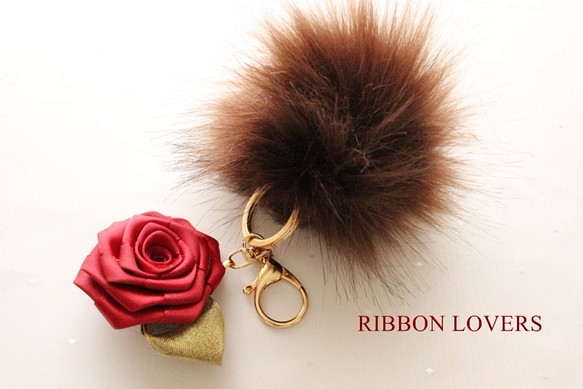 【再販】リボンの薔薇とファーバッグチャーム(ブラウン・レッド) 1枚目の画像
