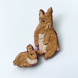 ウサギさんの刺繍ブローチ&振り返りウサギさんの刺繍ブローチ 1枚目の画像