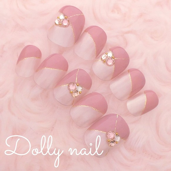 ベリーショート 大人可愛いスモーキーピンクの斜めフレンチネイル ネイルチップ ネイルシール Dolly Nail 通販 Creema クリーマ ハンドメイド 手作り クラフト作品の販売サイト