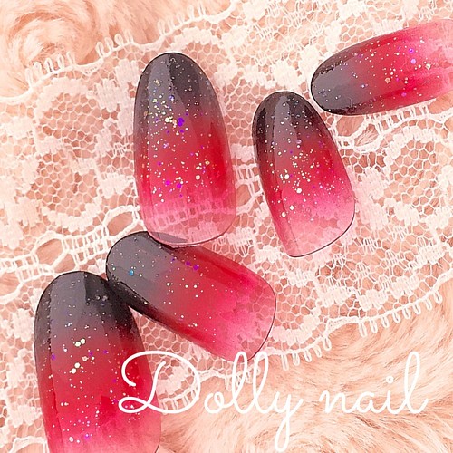 短めオーバル 振袖と相性抜群 赤と黒の２色グラデーションネイル ネイルチップ ネイルシール Dolly Nail 通販 Creema クリーマ ハンドメイド 手作り クラフト作品の販売サイト