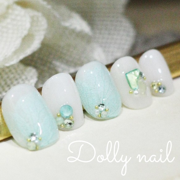 ベリーショート 爽やかミントブルーの花びら埋め込みネイル ネイルチップ ネイルシール Dolly Nail 通販 Creema クリーマ ハンドメイド 手作り クラフト作品の販売サイト