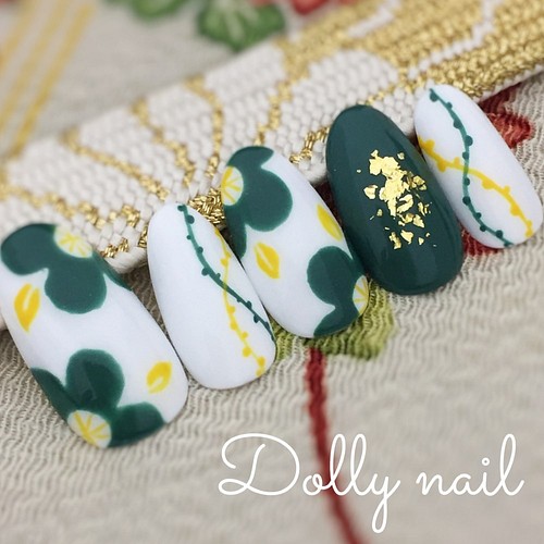 短めオーバル お花が可愛い 深緑の和モダンネイル ネイルチップ ネイルシール Dolly Nail 通販 Creema クリーマ ハンドメイド 手作り クラフト作品の販売サイト