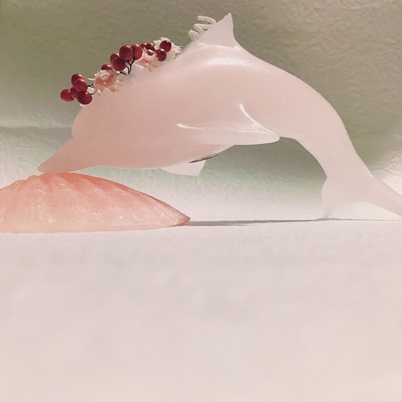 花冠のイルカキャンドル＜ピンク＞ 1枚目の画像