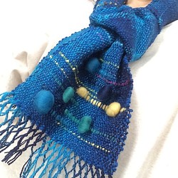 おしゃれであたたか　麻の繊維入り手紡ぎ糸手織りマフラー　青系 1枚目の画像