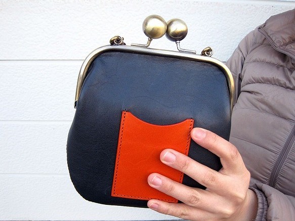 Real Leather pochette with grasp/Navy 第1張的照片