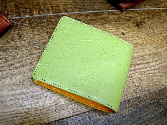 本革二つ折財布 ポケットたくさん多機能！ ハッピーハートのビタミンカラー グリーン 1枚目の画像