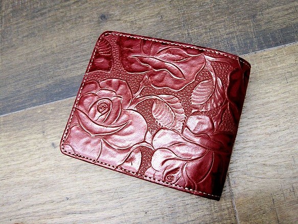 本革二つ折財布 ポケットたくさん多機能！ 薔薇柄型押メタリックレッド 1枚目の画像