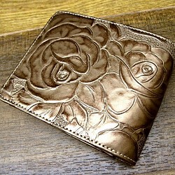 本革二つ折財布 ポケットたくさん多機能！ 薔薇柄型押ブロンズゴールド 1枚目の画像
