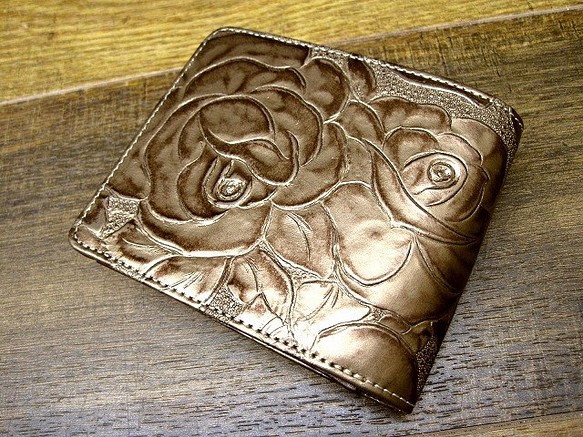本革二つ折財布 ポケットたくさん多機能！ 薔薇柄型押ブロンズゴールド 1枚目の画像