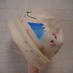 圧縮ウールニット生地で作ったニット帽（富士山と桜） 1枚目の画像