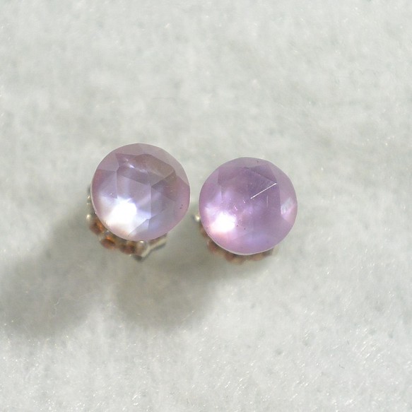 （一件）白色外殼和紫水晶耳釘（6毫米，鈦制柱） 第1張的照片