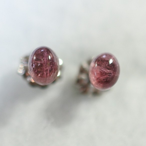 （1 件）粉紅色電氣石耳釘（4 x 5 毫米，鈦柱） 第1張的照片