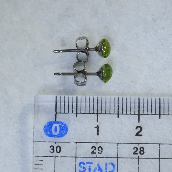 （1 件）鉻透輝石耳釘（5 x 4 毫米，鈦柱） 第5張的照片