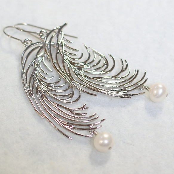 鈦金耳環、銀羽毛和淡水珍珠組合 第1張的照片