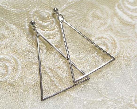 三角耳環（銀鈦柱） 第1張的照片