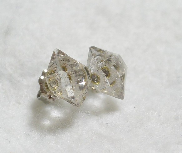 （1点もの）ハーキマーダイヤモンドのスタッドピアス・L（チタンポスト） 1枚目の画像