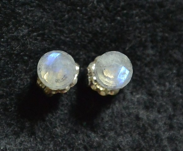 （1分）彩虹月光石·玫瑰切割耳環（5毫米·鈦柱） 第1張的照片