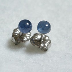 非洲藍色藍寶石耳釘（4 毫米，鈦耳釘） 第1張的照片
