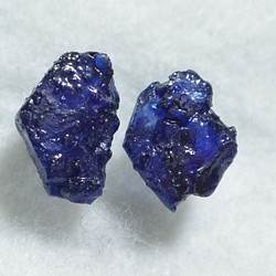 （一點）藍色藍寶石粗糙耳釘 第1張的照片