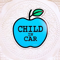 車用ステッカー　シールタイプ child in car 「リンゴ水色」チャイルドインカー 1枚目の画像