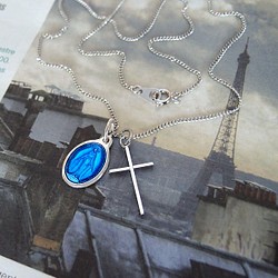 NEW 神秘的なブルー！パリの「不思議のメダイ」と華奢な「クロス」のシルバーネックレス 1枚目の画像