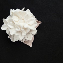 コットンリネンのミニコサージュ＊紫陽花5.0cm（オフホワイト/ライトグレージュ） 1枚目の画像