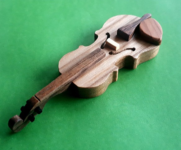 バイオリンのブローチ（楡材）※中間色で一番人気があります！ 1枚目の画像