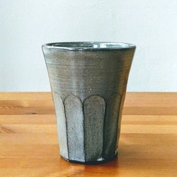 グレーのビアカップ（面取り） 1枚目の画像