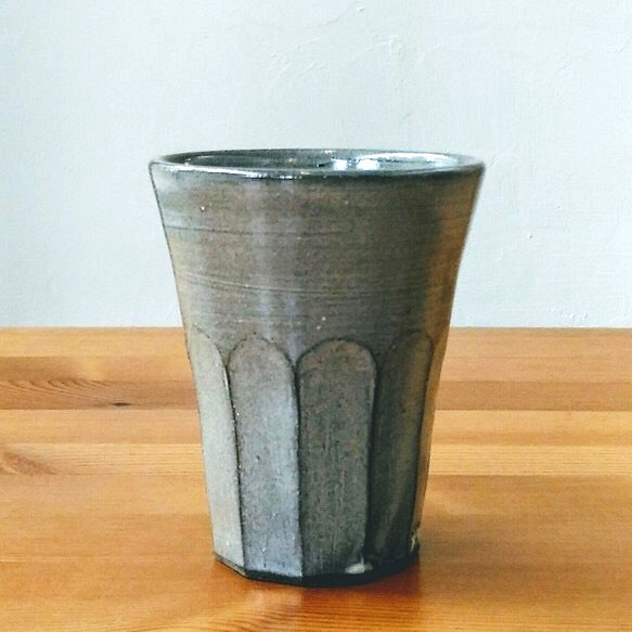 グレーのビアカップ（面取り） 1枚目の画像