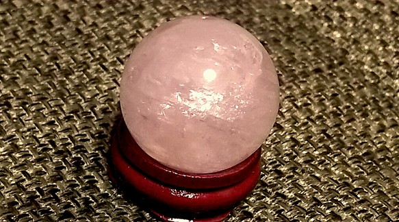 ブラジル産 紅水晶丸玉★愛の象徴石★ローズクォーツ30㎜ 台座付 1枚目の画像