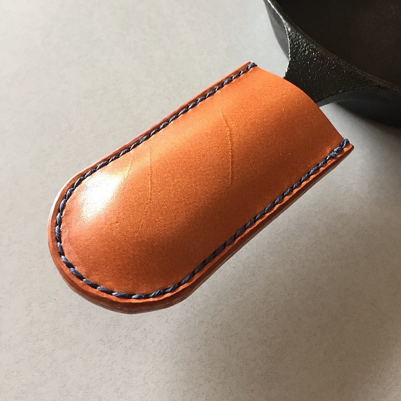 本革製スキレットハンドルカバー 茶革 紺糸 配膳用品 キッチンファブリック Ms Leather Design 通販 Creema クリーマ ハンドメイド 手作り クラフト作品の販売サイト