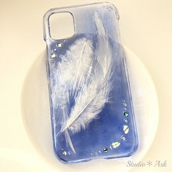 さちゅ様専用　空に舞う羽のスマホケース　iPhone11pro 1枚目の画像