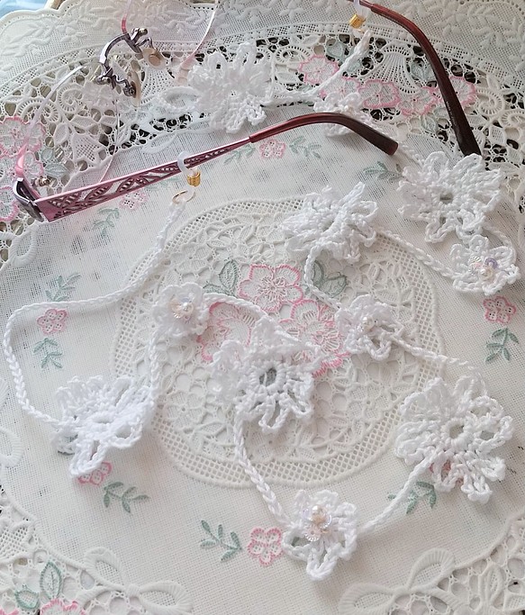 純白のお花メガネホルダー・レース編み 1枚目の画像