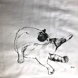 ボールペン画をそのまま「猫の毛づくろい」Tシャツ