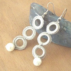 Tuoya耳環“戒指和珍珠”淺灰色 第1張的照片