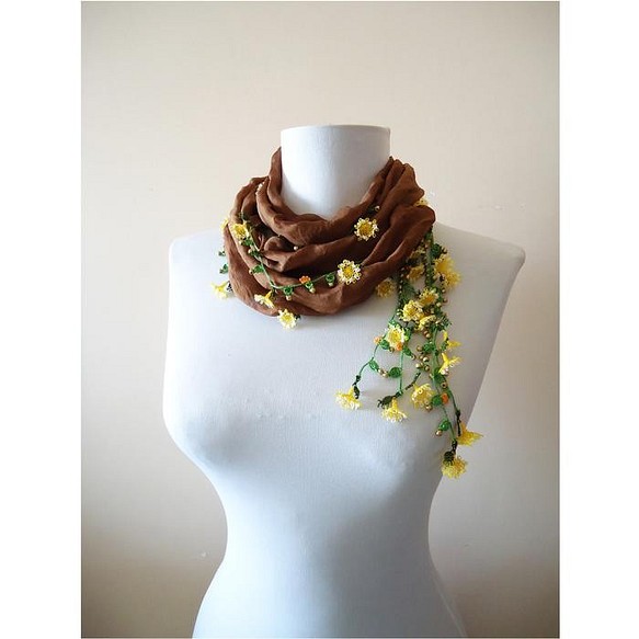 Long Lariette棕色絲綢圍巾，繡花和eineoya 第1張的照片