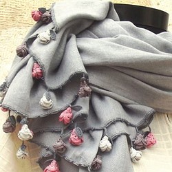 淺灰色蕾絲花“Rose”羊絨披肩 第1張的照片