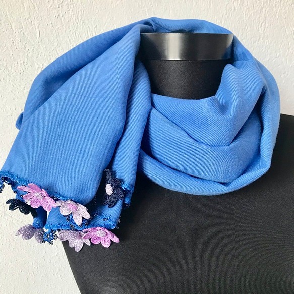 刺繍のお花つき　パシュミナストール「デイジー」ブルー 1枚目の画像
