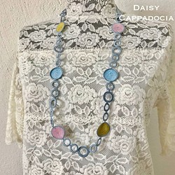 Lariette“圓形”刺繡項鍊，淺灰色，蕾絲編織 第1張的照片