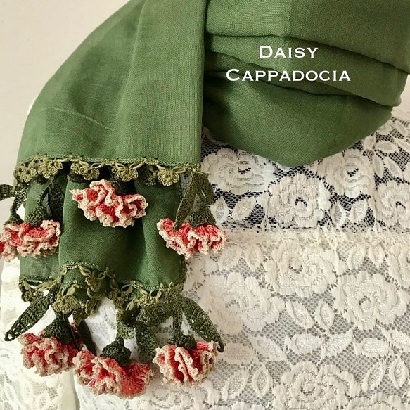 刺繡花棉布攤檔綠色和康乃馨 第1張的照片