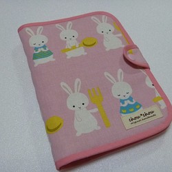 １４．可愛いウサギちゃんの母子手帳ケースS　通帳＆カードケース　ピンク　再販４ 1枚目の画像