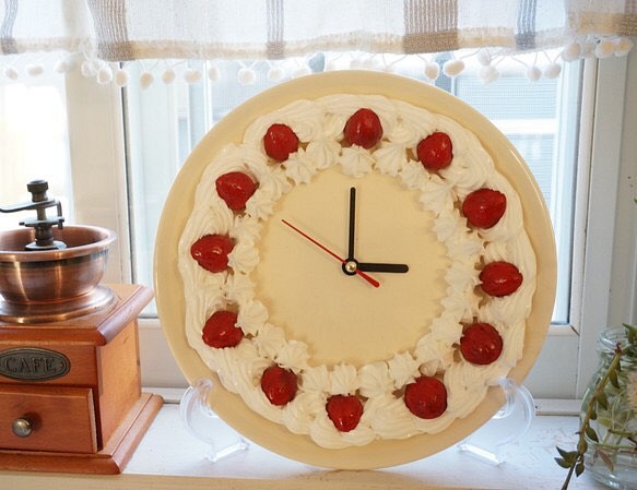 かわいいイチゴのデコレーションケーキ時計