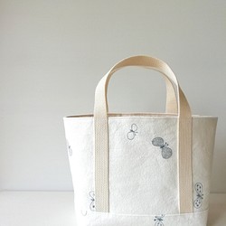 [受注製作]ミナペルホネン,ちょうちょ刺繍生地.トートバッグ/ホワイト 1枚目の画像