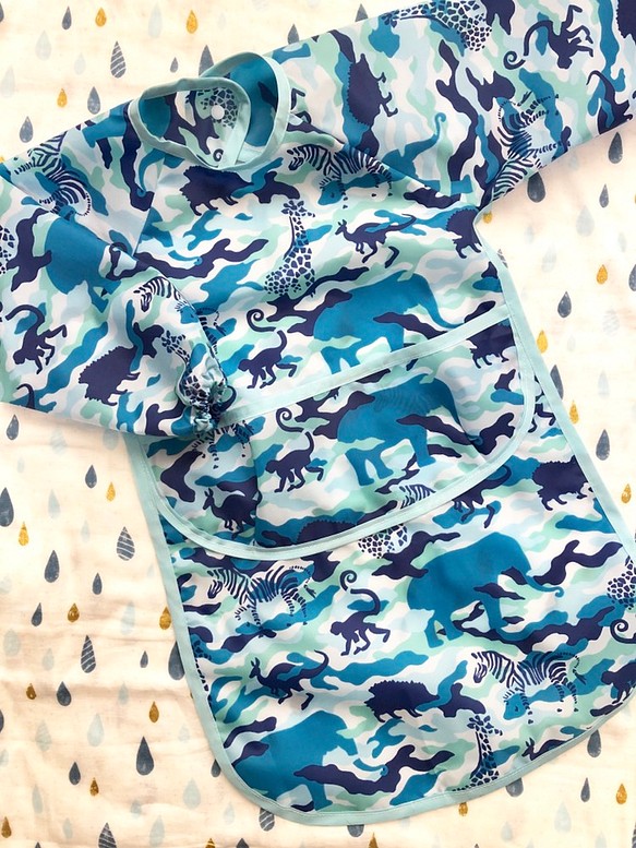 動物カモフラージュ迷彩‼︎ 長袖/半袖 お食事エプロン ロングタイプ 1枚目の画像
