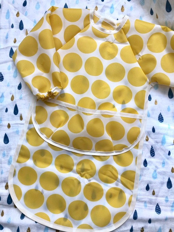 大きなドット 半袖/長袖 お食事エプロン ロングタイプ(イエロー・オレンジ・ブルー) 1枚目の画像